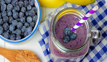 Baobabsmoothie met banaan en blauwe bessen