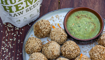 Hennep-quinoaballetjes met kruidendip (vegan)