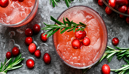 Kruidige kombucha mocktail met veenbessensap