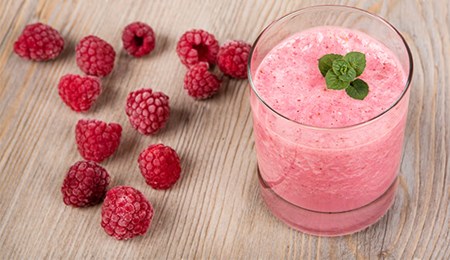 Ontbijtsmoothie met aardbei, banaan en peer